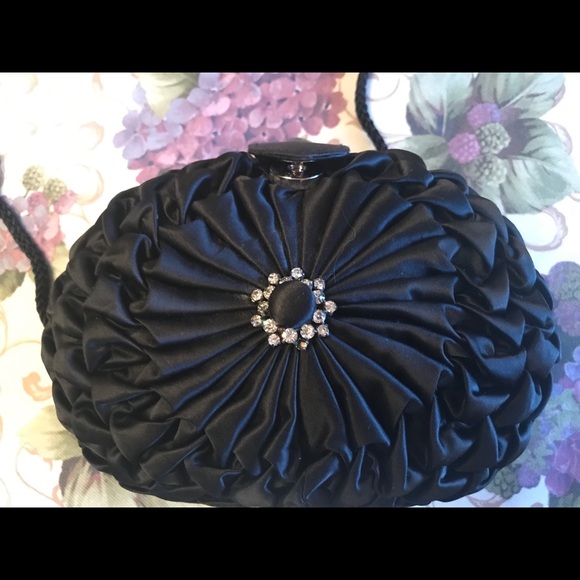 Handbags - HOST PICK🎉🎉🎉SATIN  EVENING BAG VINTAGE 1980
